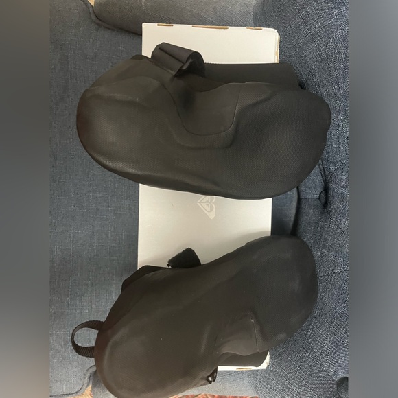 Roxy Syncro Series 3MM round toe wet suit shoes, size 8, NWT and box, never worn - Picture 8 of 13